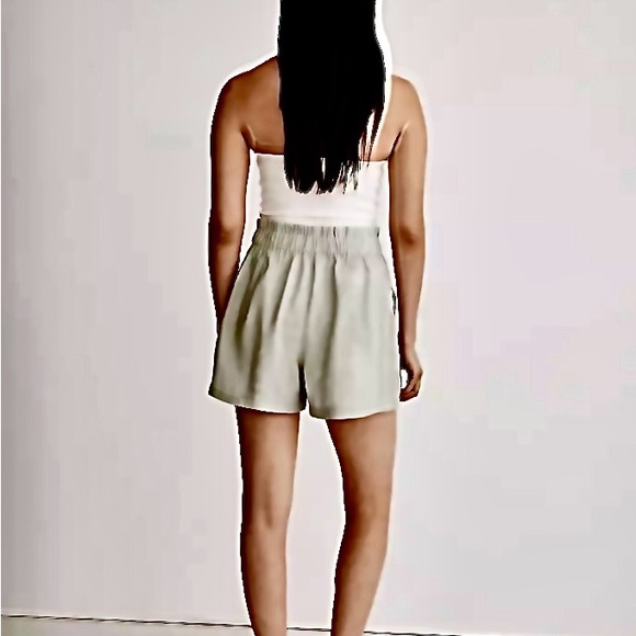Seamed Pull-On Paperbag
Shorts in Softdrape size XS - Picture 2 of 6